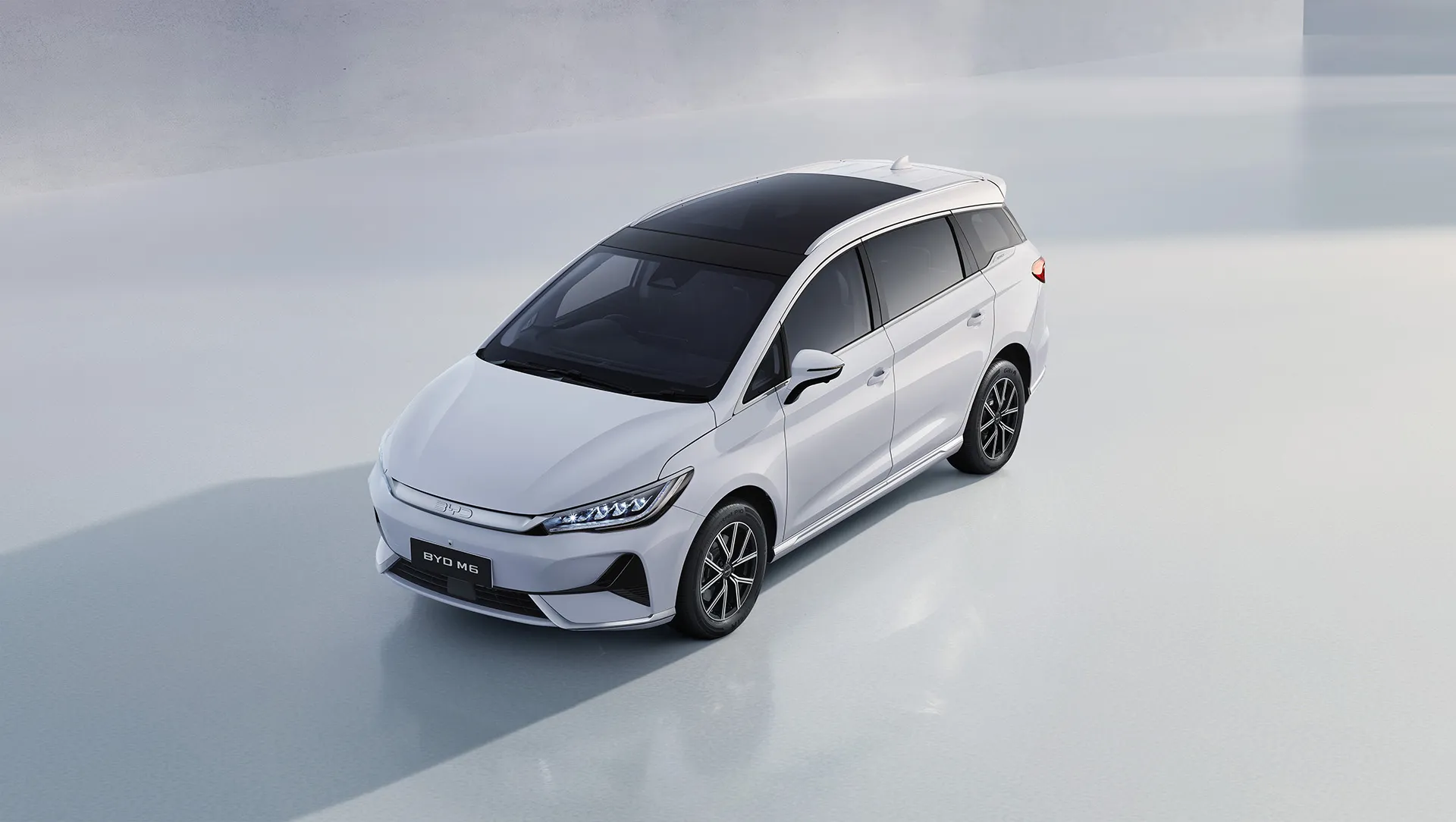 BYD M6 ngoại thất phía trước - MPV điện 7 chỗ với thiết kế hiện đại