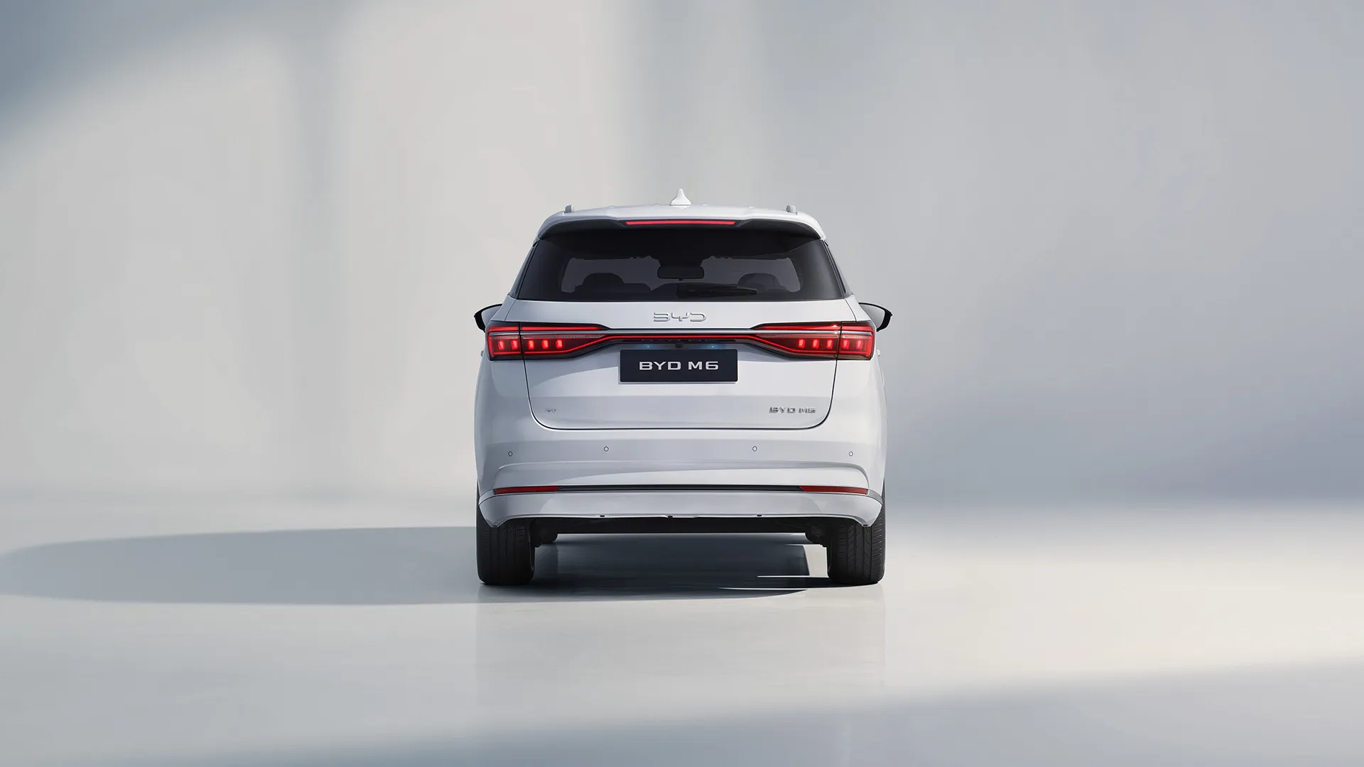 BYD M6 toàn cảnh - MPV điện với công nghệ Blade Battery