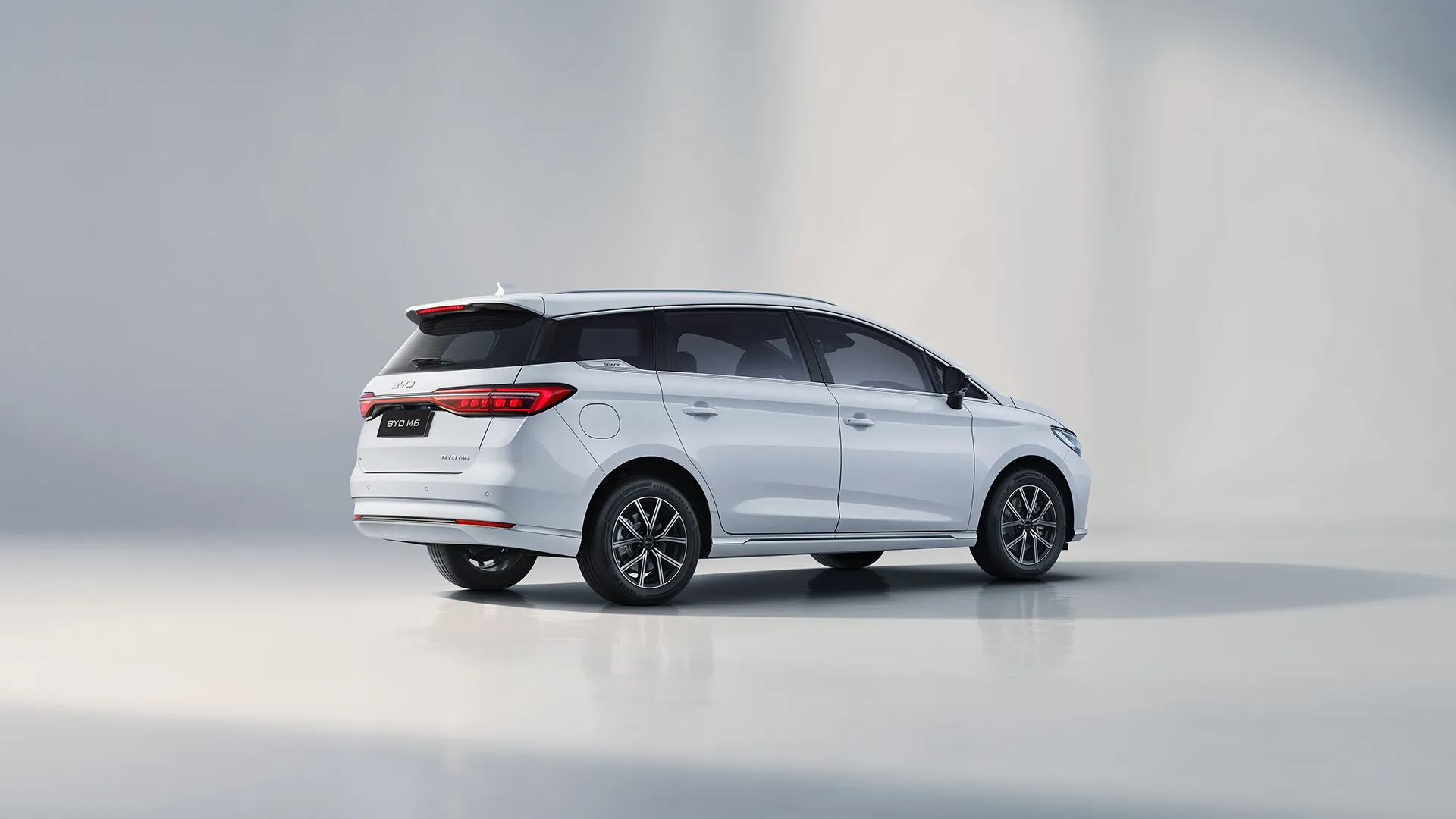 BYD M6 toàn cảnh - MPV điện với công nghệ Blade Battery