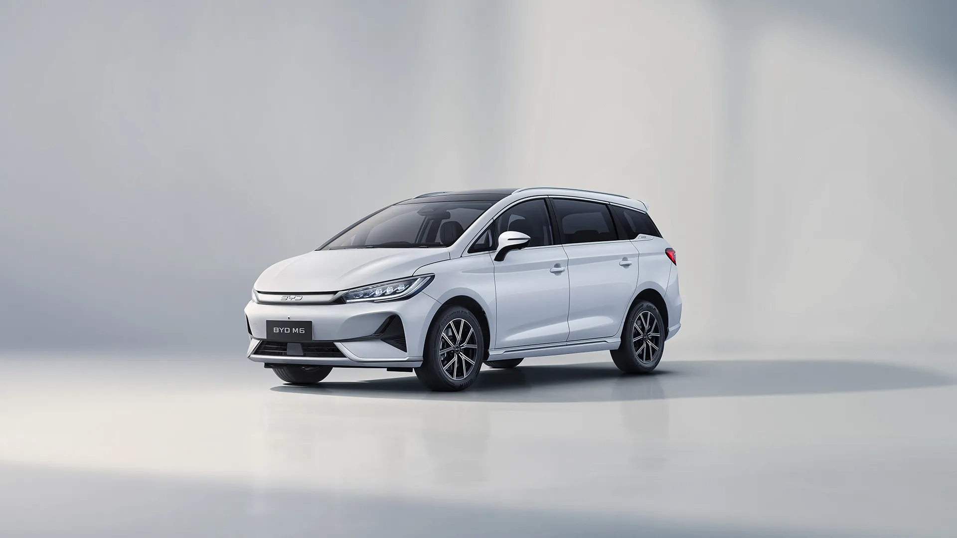 BYD M6 ngoại thất phía bên - thiết kế MPV gia đình sang trọng