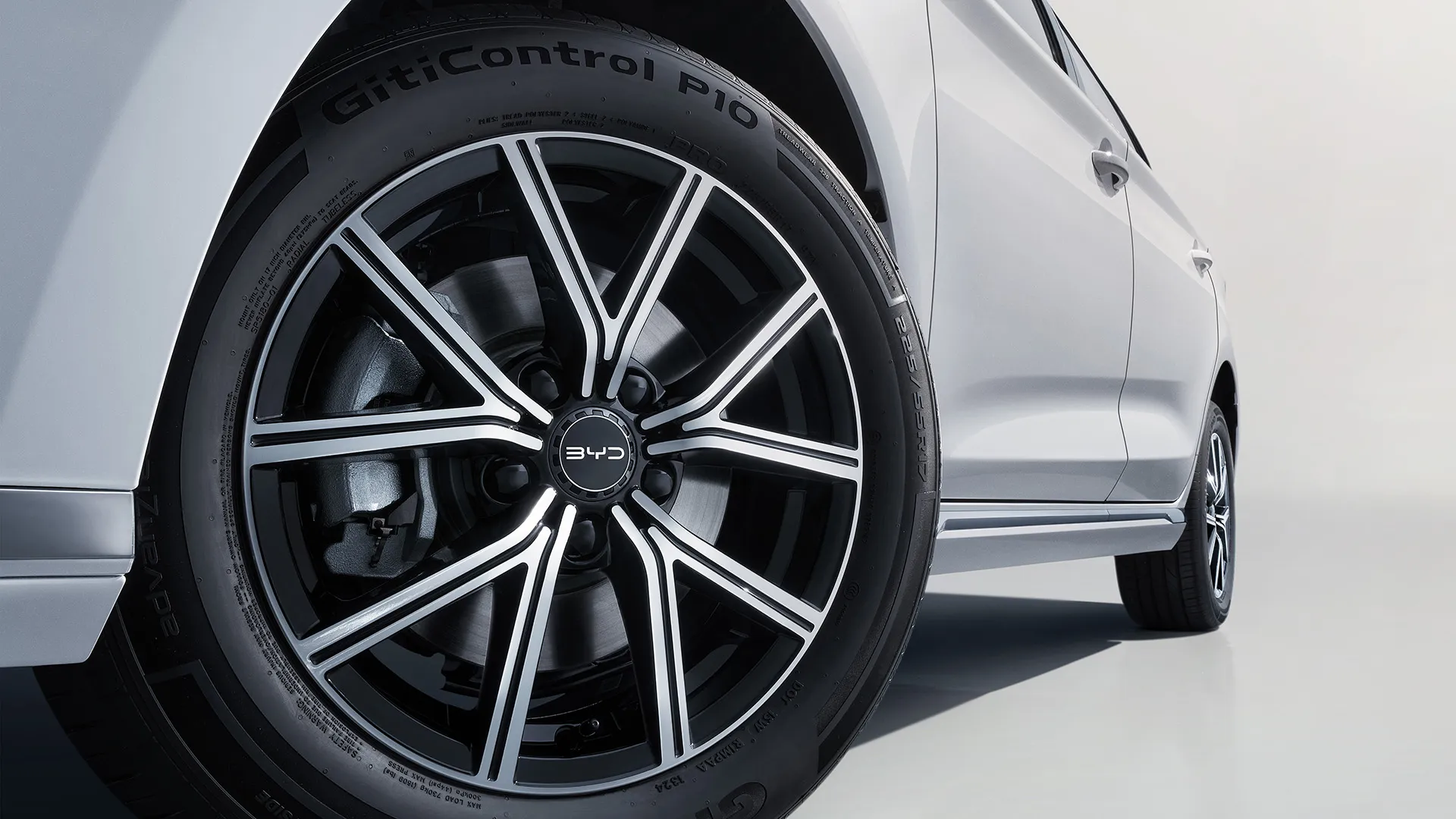 BYD M6 chi tiết ngoại thất - công nghệ và thiết kế tinh tế