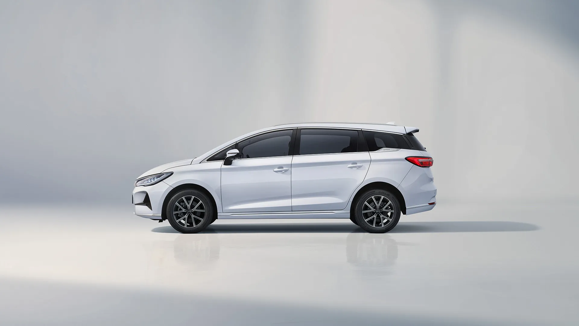 BYD M6 chi tiết ngoại thất - công nghệ và thiết kế tinh tế - màu đen