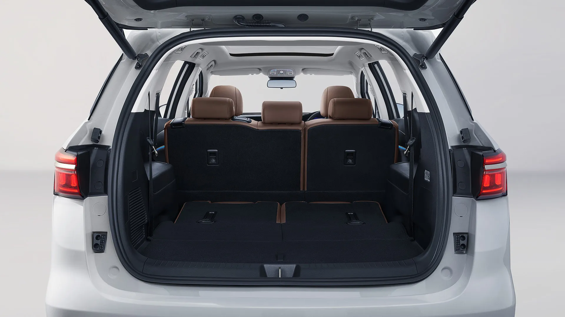 BYD M6 toàn cảnh - MPV điện với công nghệ Blade Battery